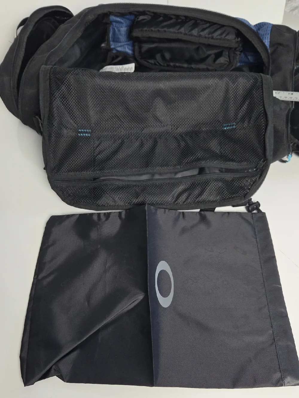 Oakley Link 35L Black and Blue Men's Duffel with Teal Logo